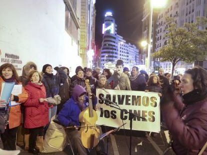 Concentración en la Gran Vía de Madrid para pedir que se mantenga el Palacio de la Música como espacio cultural.