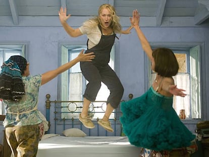 Meryl Streep y sus amigas haciéndonos bailar con las canciones de Abba en '¡Mamma Mia! La película' (2008).