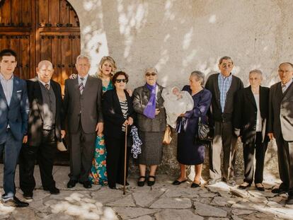 La familia de Sergio, con sus bisabuelos y sus padres, el día de su bautizo, el 29 de septiembre en Anaya de Alba (Salamanca).