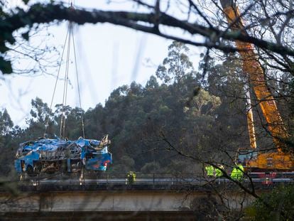 Momento del izado del autobús que la pasada Nochebuena cayó al río Lérez (Pontevedra) con el saldo de siete fallecidos y dos supervivientes. EFE/ Salvador Sas