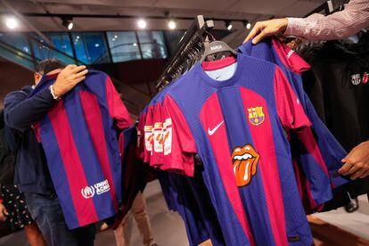 Camisetas del FC Barcelona con el logotipo de los Rolling Stones, que lucirá en el partido de LaLiga EA Sports que disputará contra el Real Madrid el próximo sábado 28 de octubre en el Estadio Olímpico Lluís Companys.