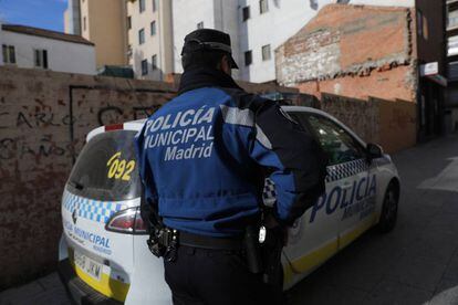 Un policía municipal patrulla por Puente de Vallecas.