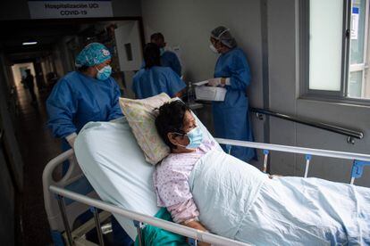 Personal sanitario atiende a una paciente de covid-19 en la Unidad de Cuidados Intensivos del Hospital Alberto Sabogal, en Lima, Perú  en enero de 2022.