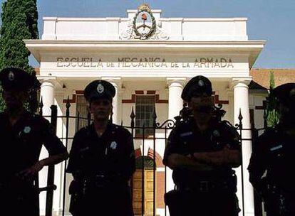 Policías federales vigilan la ESMA durante una manifestación de las Madres de Mayo en 1998.