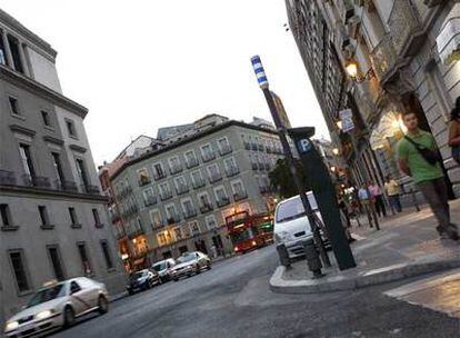 Calle dedicada a Emilio Arrieta. A la izquierda, uno de los laterales del Teatro Real; abajo, la placa que da nombre a la citada calle.