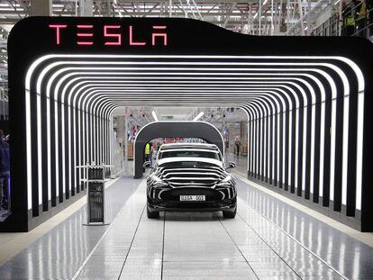 Tesla, segunda empresa de EE UU que más rápido alcanza el billón
de dólares de capitalización bursátil