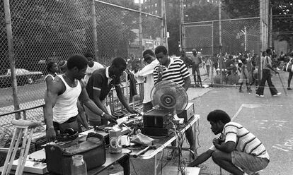 J&oacute;venes en las calles del Bronx en 1970.