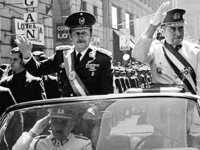 Pinochet (derecha) y el paraguayo Alfredo Stroessner, en 1974.