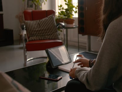 Una alumna sigue sus clases a través del ipad. En vídeo, las clases virtuales durante la crisis sanitaria.