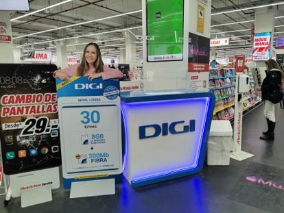 Un puesto de venta de Digi en una cadena comercial en Madrid.