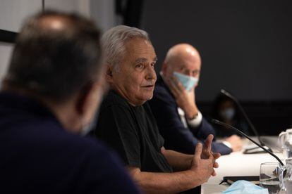 Juan Cruz en la presentación en Barcelona de su libro 'Ciudadano Polanco', entre Lluís Bassets, por detrás y Màrius Carol.