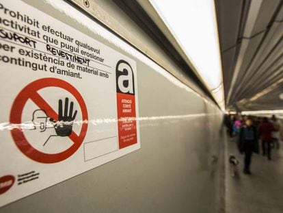 Uno de los carteles informativos en los túneles del metro