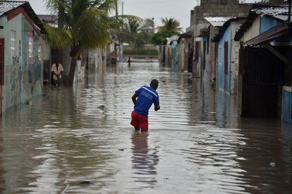 Un home camina per un carrer inundat a la comunitat de Cite Soleil, a Port-au-Prince (Haití).