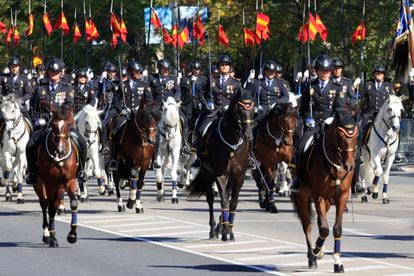 Efectivos de la Unidad de Caballería de la Policía Nacional participan en el desfile del Día de la Fiesta Nacional.