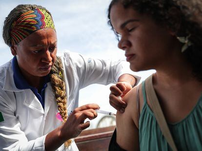 Una mujer recibe una dosis de la vacuna contra el dengue, este viernes en el barrio de Barra de Guaratiba, en Río de Janeiro.