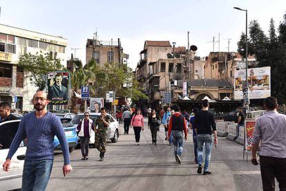 Los sirios vuelven a transitar la plaza de Bab Touma, lugar en el que ha habido docenas de víctimas mortales de los morteros y los coches bomba.