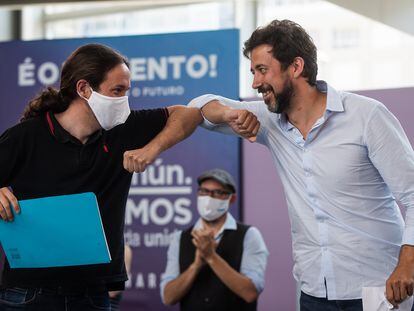 El vicepresidente segundo del Gobierno, Pablo Iglesias, saluda al candidato de Galicia en Común- Anova, Antón Gómez Reino.