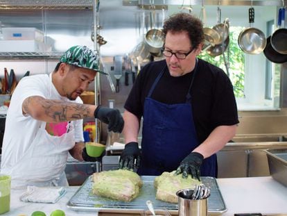 El chef Roy Choi y el actor y director Jon Favreau, en el programa de Netflix 'The Chef Show'.