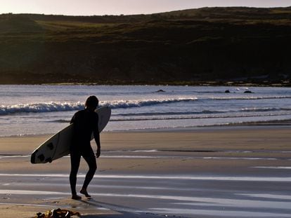 Un surfista en la playa de Nemiña, en Muxía, A Coruña.