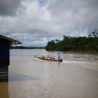 A 3 horas en lancha desde Riosucio queda Murindó. Último pueblo con comunicaciones y comodidades. De allí partes los indígenas Emebra hacia sus comunidades y hacia sus problemas.