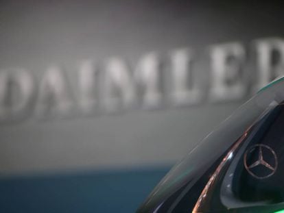 Un Mercedes Benz de Daimler en la sede de la compa&ntilde;&iacute;a en Stuttgart