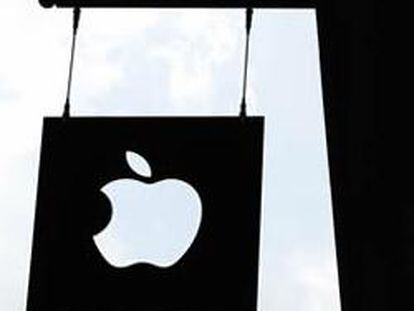 El logo del Apple en una tienda de Nueva York.