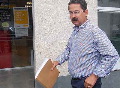 El ex alcalde de O Grove, Miguel Ángel Pérez, a su llegada al juzgado de Cambados, el pasado lunes.
