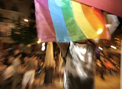 Preparativos anoche de las fiestas del Orgullo Gay en la plaza de Chueca.