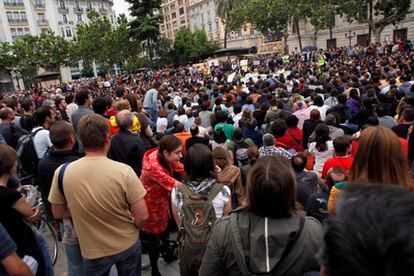 Cientos de personas se concentran en Valencia para apoyar la reivindicación del Movimiento 15-M