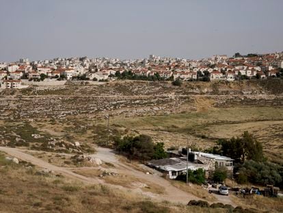 Una vivienda palestina frente al asentamiento israelí de Pisgat Zev, al este de Jerusalén.