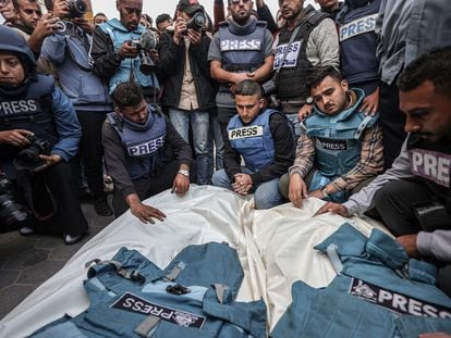 Familiares y colegas de los periodistas palestinos Sari Mansour y Hasona Saliem, que fueron asesinados mientras trabajaban, lloraban durante la ceremonia fúnebre en Deir al-Balah, Gaza, el 19 de noviembre.