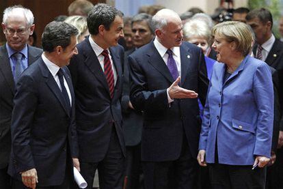Herman Van Rompuy, Nicolas Sarkozy, José Luis Rodríguez Zapatero, Yorgos Papandreu y Angela Merkel, en la cumbre de la UE que aprobó el plan de rescate griego, en marzo.