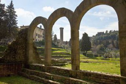Ruinas de los baños romanos de Fiesole, pueblo situado a nueve kilómetros de Florencia, con su catedral al fondo.