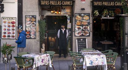 Un camarero, en un restaurante de Madrid.