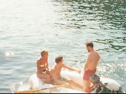 El líder popular Alberto Núñez Feijóo (sentado), con Marcial Dorado (derecha), y una amiga, en una imagen del verano de 1995, en una lancha auxiliar del barco de Dorado, en la ría de Vigo.
