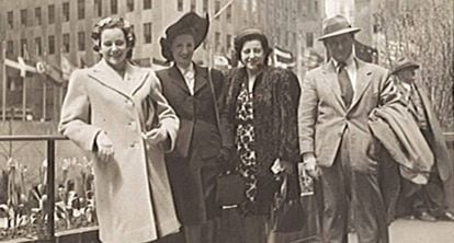 Una de les poques imatges del pintor amb gratacels de fons: Miró, Pilar Juncosa i Dolors amb Moncha Longas (amb barret gran), esposa de Josep Lluís Sert.