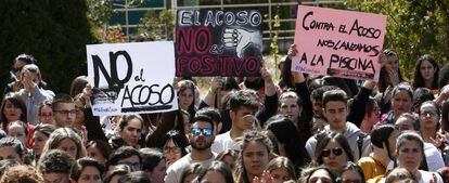 Protesta de estudiantes en la Universidad de Granada, hace dos semanas, contra el supuesto acoso de un profesor titular. 