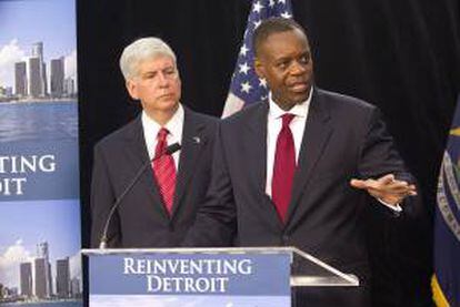 El administrador especial de la ciudad, Kevyn Orr (d) y el gobernador del estado de Michigan, Rick Snyder (i), comparecen ante los medios con motivo de la bancarrota de la ciudad de Detroit, en una rueda de prensa en Detroit, Michigan, EE.UU. el 19 de julio de 2013.