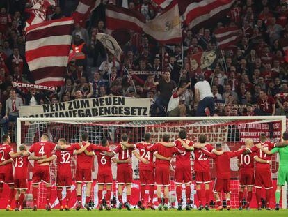 Los jugadores del Bayern celebran el pase a las semifinales de la Champions tras eliminar al Sevilla.