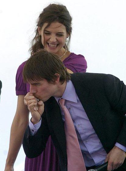 Tom Cruise besa la mano de Katie Holmes, el pasado junio.