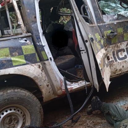 Vehículo donde fueron asesinados ocho agentes en un ataque en San Luis, inmediaciones de Neiva, Huila. 2 de agosto de 2022