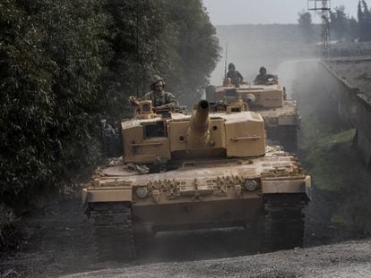 Tanques turcos cerca de la frontera Siria, este domingo. 