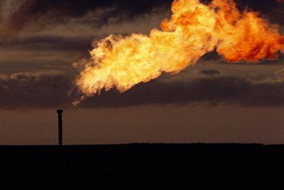 Chimenea de una planta de gas en Tierra de Fuego (Argentina).