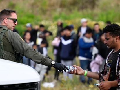 La llegada de migrantes a la frontera de EE UU con México, en imágenes