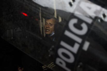 Un manifestante es capturado por el Escuadrón Móvil Antidisturbios, durante el paro nacional contra la reforma tributaria, el pasado 1 de mayo, en Bogotá, Colombia.