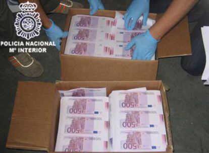 Cajas con billetes de 500 euros interceptados por la policía en Valencia.