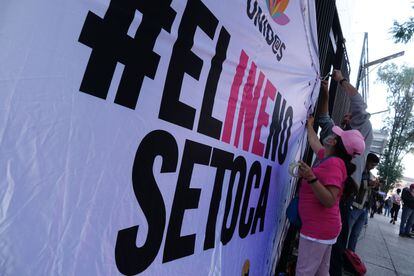 Protesta para defender al INE a las afueras del Senado de la República durante el día de discusión de la reforma secundaria en diciembre de 2022, en Ciudad de México (México).
