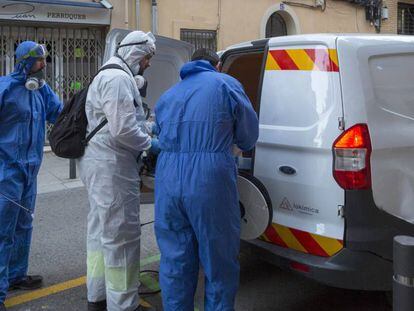 Operarios de la Agencia de Salud Pública de Barcelona, el pasado lunes.