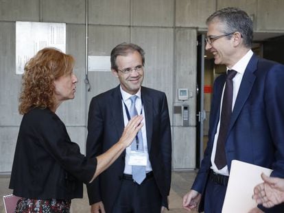 Margarita Delgado, subgobernadora, Jordi Gual, presidente de CaixaBank, y Pablo Hern&aacute;ndez de Cos, gobernador del Banco de Espa&ntilde;a