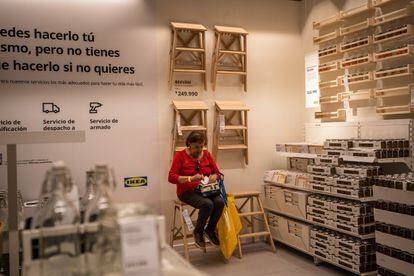 Una mujer descansa en una de las secciones de Ikea.